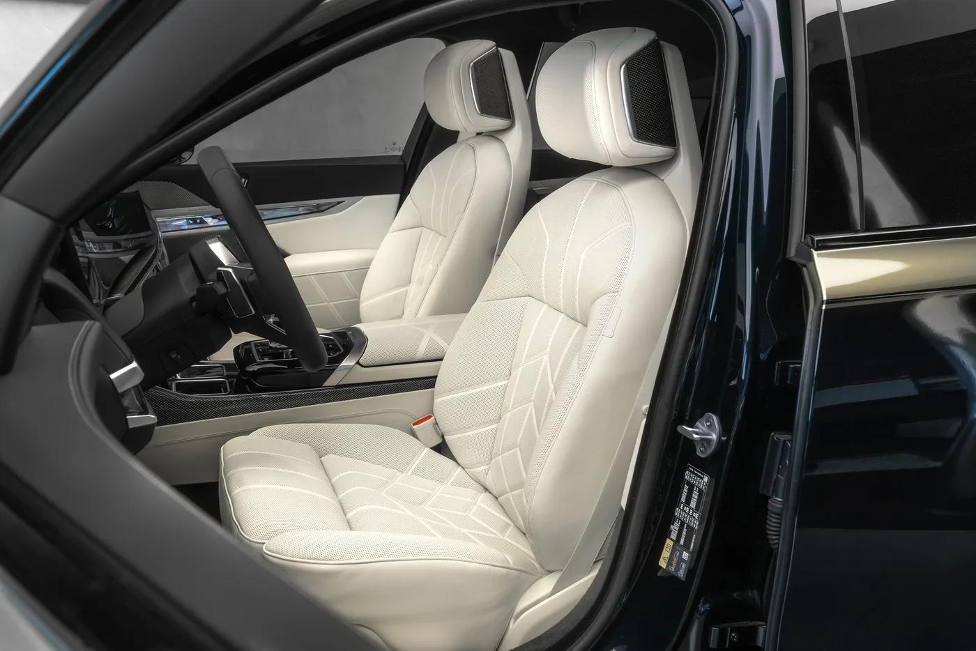 2026 BMW i7 xDrive60 M Sport, Individual proposée par un concessionnaire spécialisé à Ostrava, Tchéquie, photo 13 sur 15