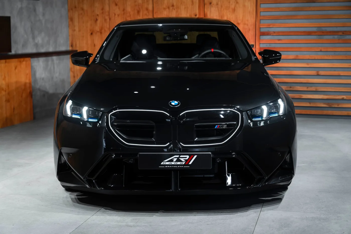 2026 BMW M5 angeboten von einem Fachhändler in Bratislava, Slowakei, Foto 2 von 15