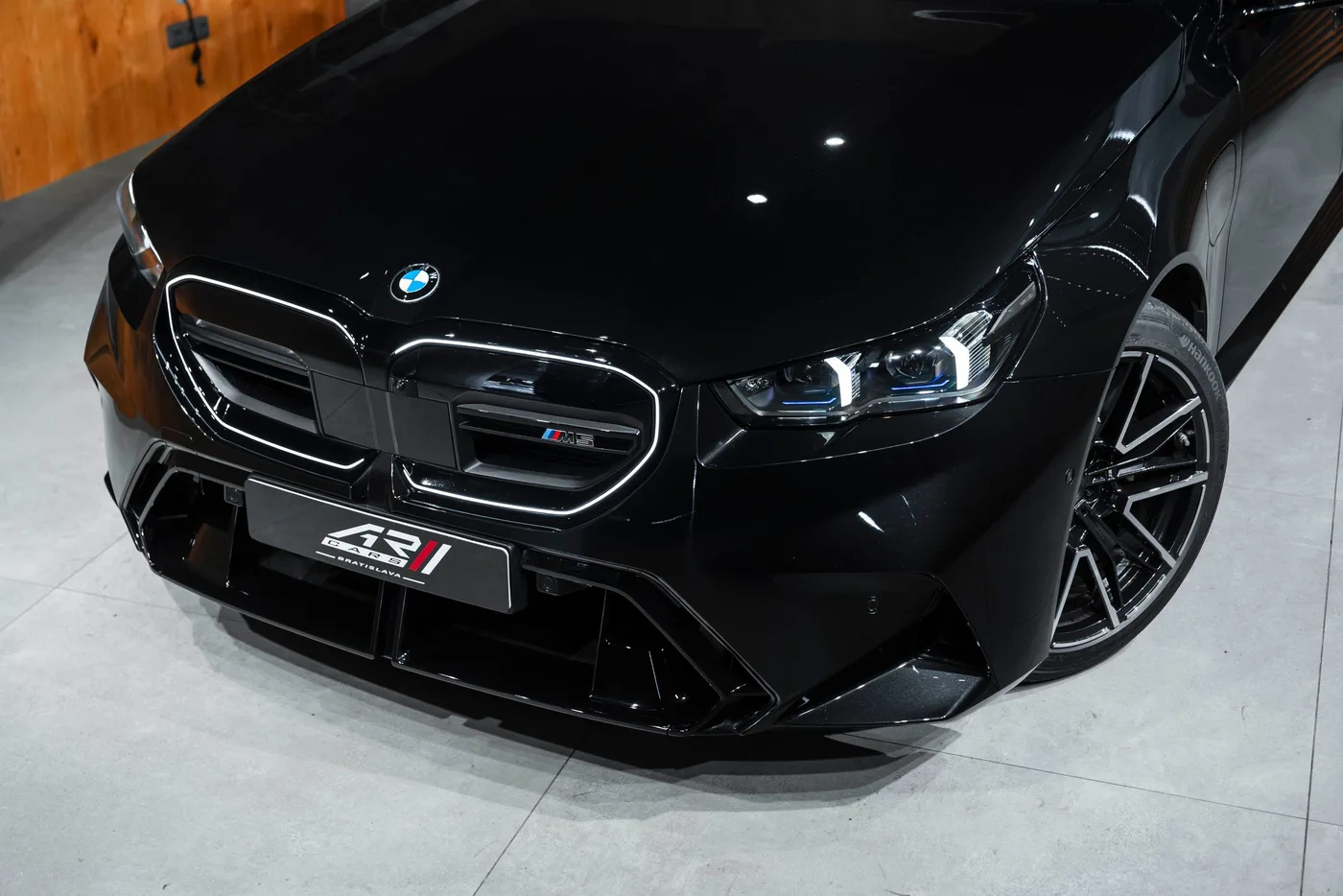 2026 BMW M5 angeboten von einem Fachhändler in Bratislava, Slowakei, Foto 4 von 15