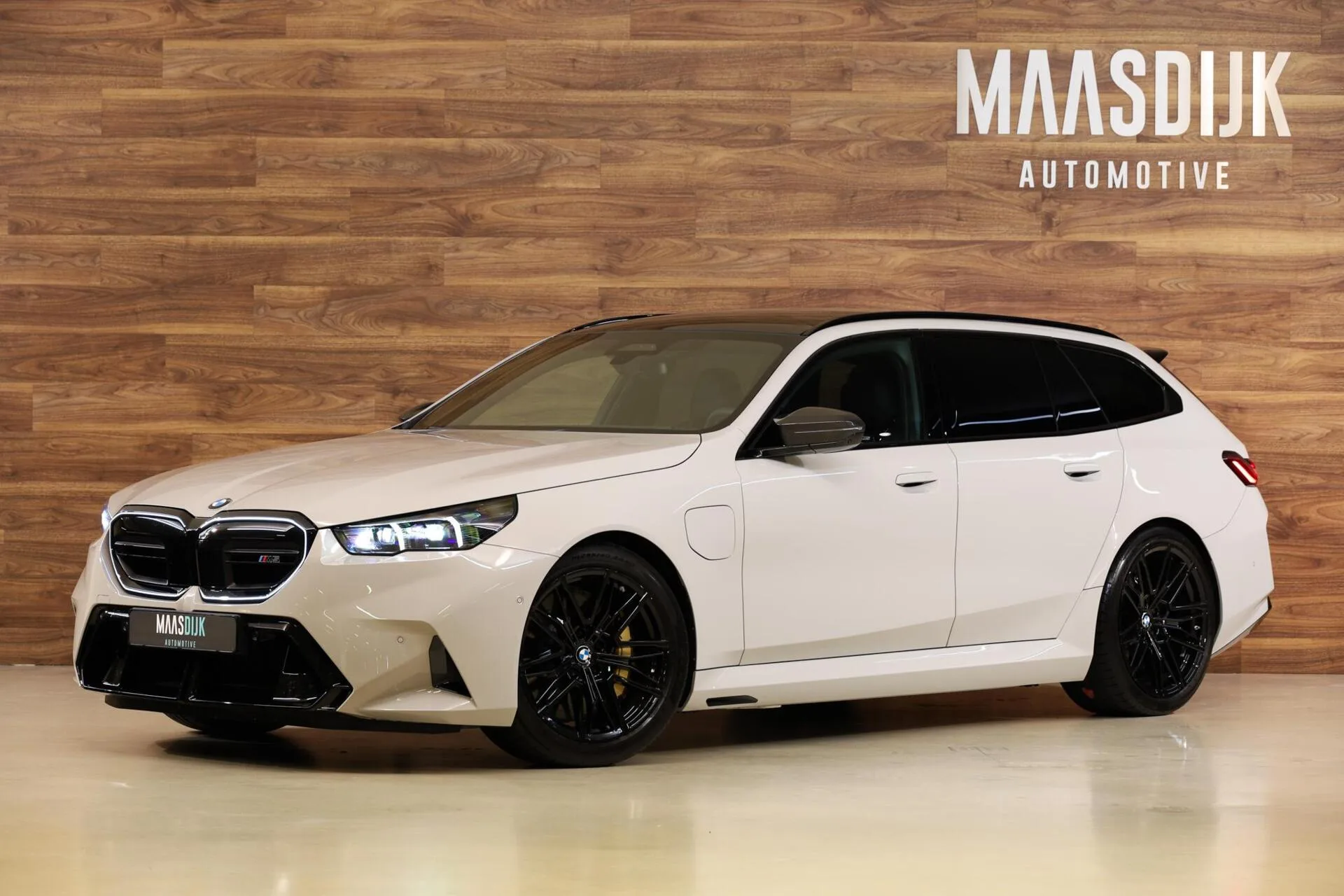2026 BMW M5 Touring angeboten von einem Fachhändler in Werkendam, Niederlande, Hauptfoto