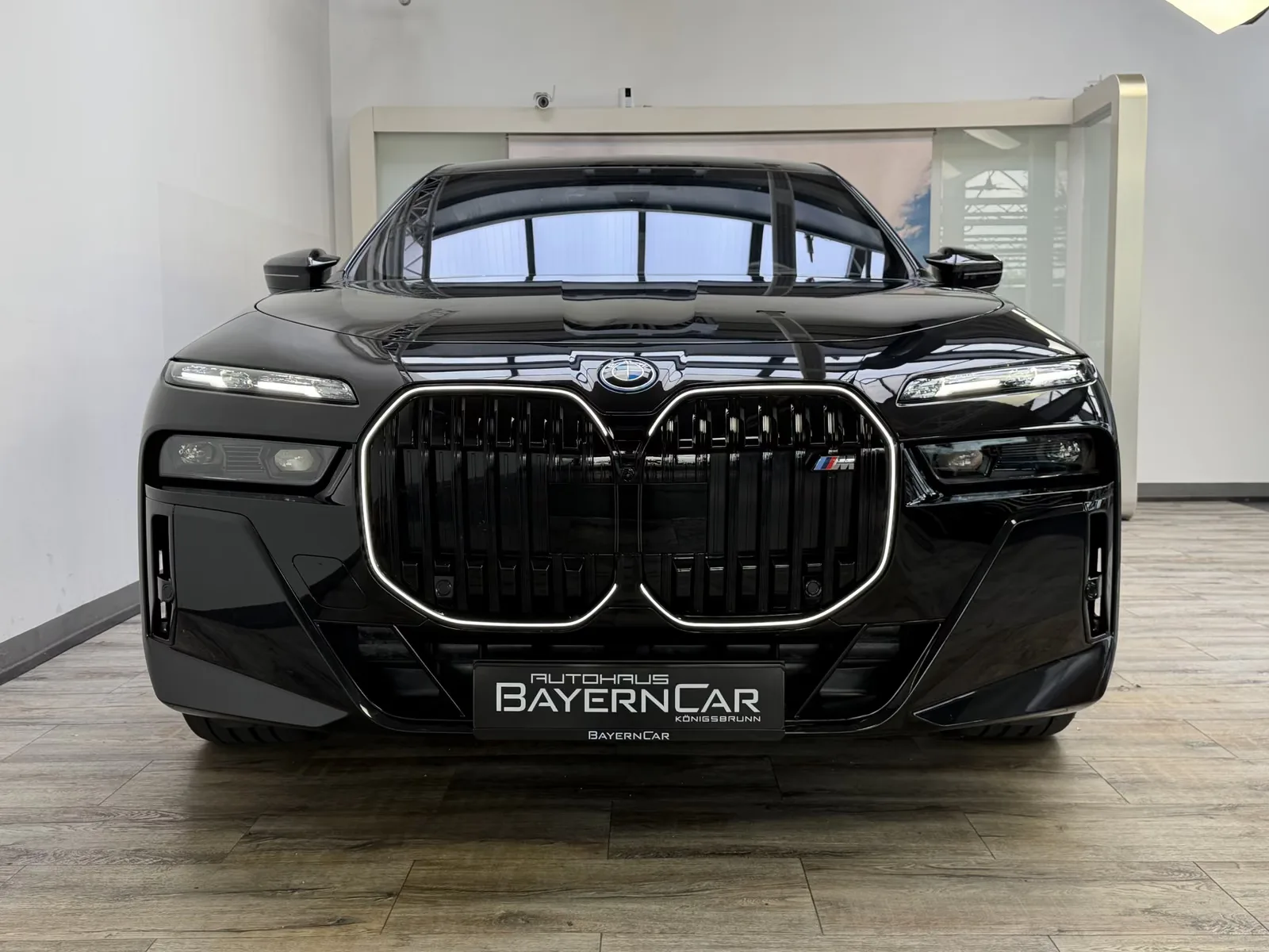 2026 BMW M760e, 2/30
