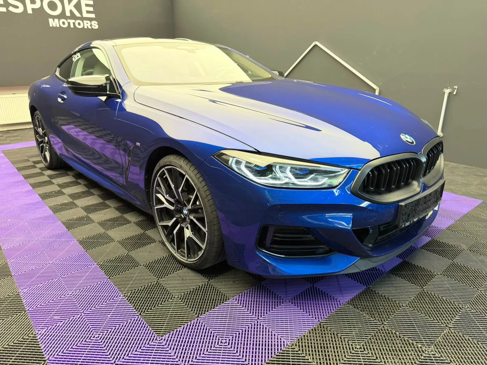 2026 BMW M850i Coupé proposée par un concessionnaire spécialisé à Bratislava, Slovaquie, photo principale