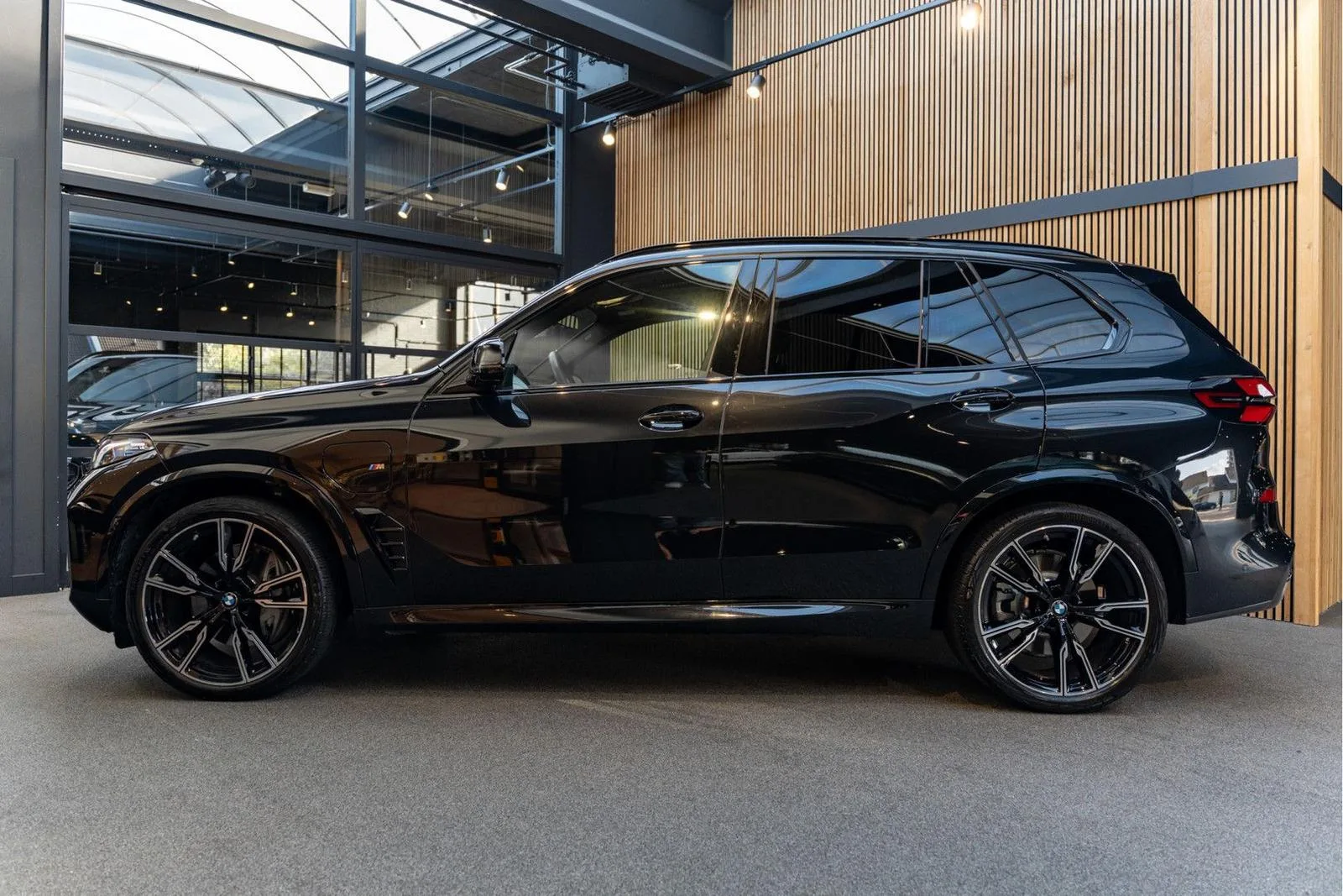 2026 BMW X5 xDrive50e M Sport, 2/30