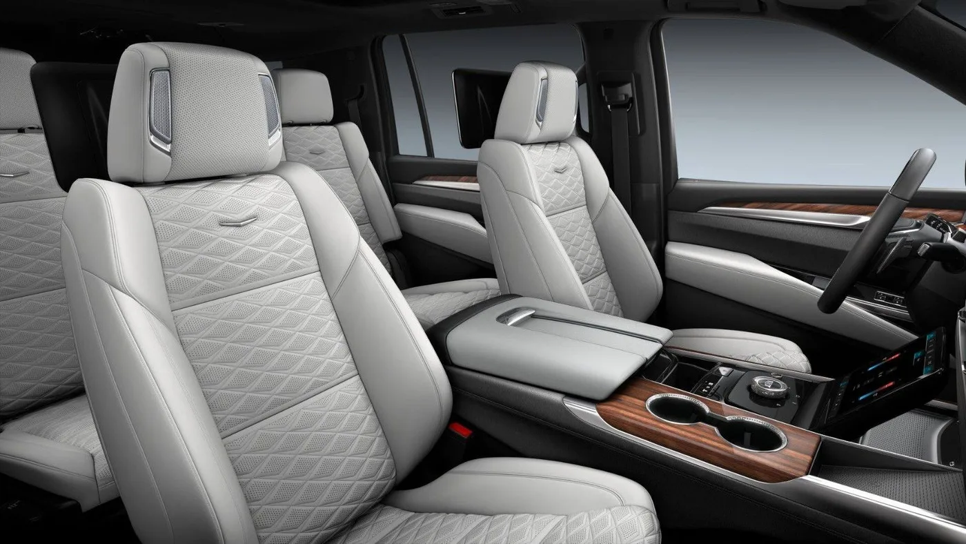 2026 Cadillac Escalade ESV angeboten von einem Supersportwagenhändler in Schenefeld, Deutschland, Foto 8 von 14