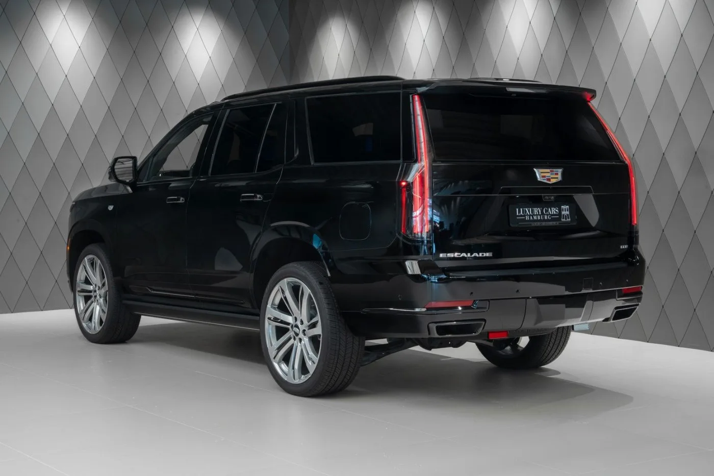 2026 Cadillac Escalade Long offered by a supercar dealer in Schenefeld, Germany, photo 5 of 10