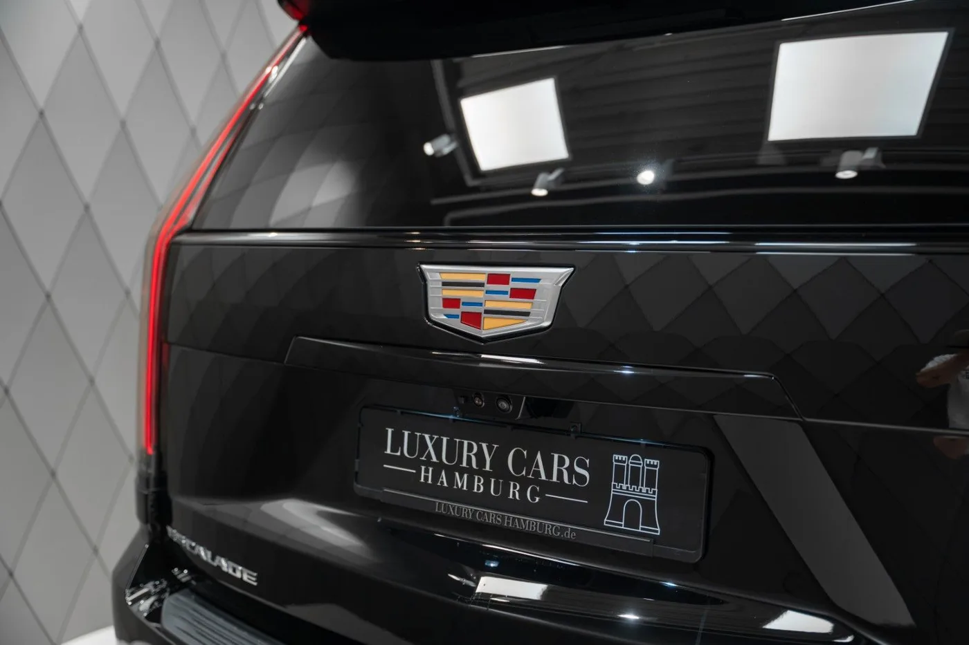 2026 Cadillac Escalade Long offered by a supercar dealer in Schenefeld, Germany, photo 9 of 10