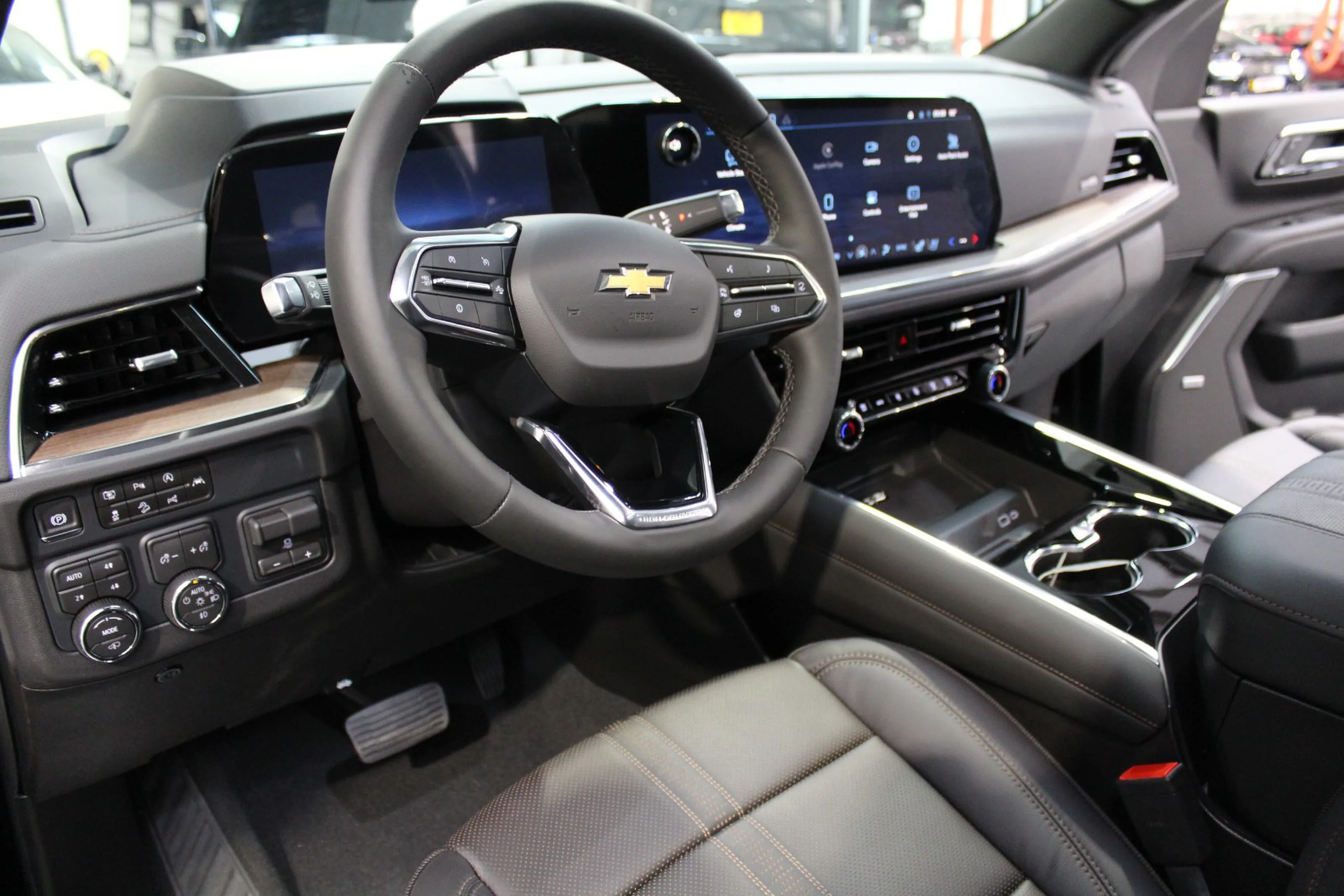 2026 Chevrolet Suburban High Country, 8/22