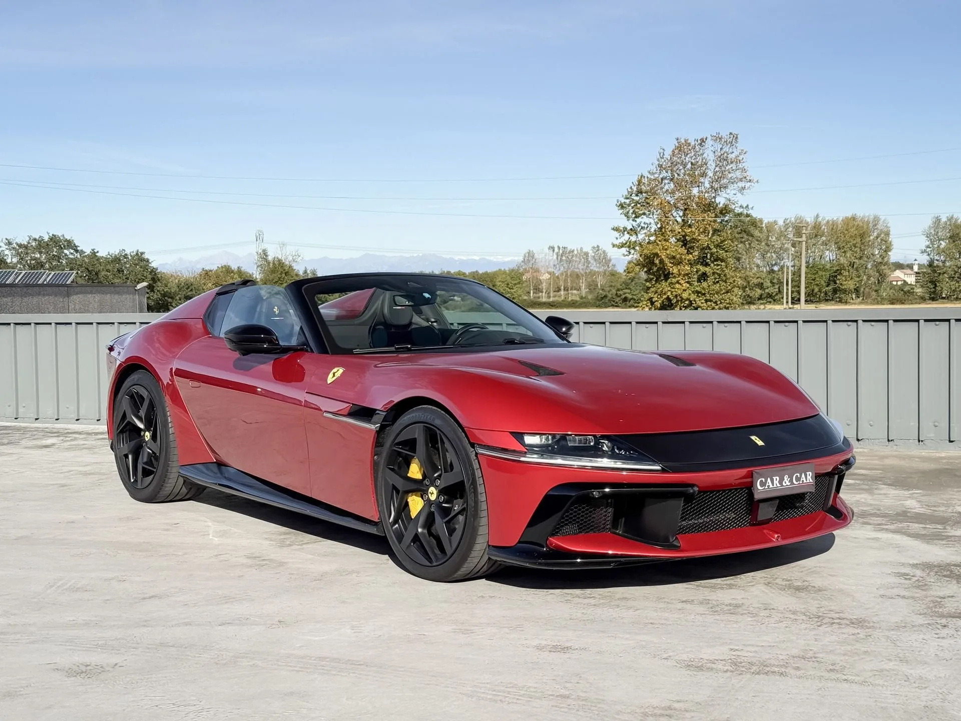 2026 Ferrari 12Cilindri Spider Atelier en un concesionario especializado de Zibido San Giacomo, Italia, foto principal