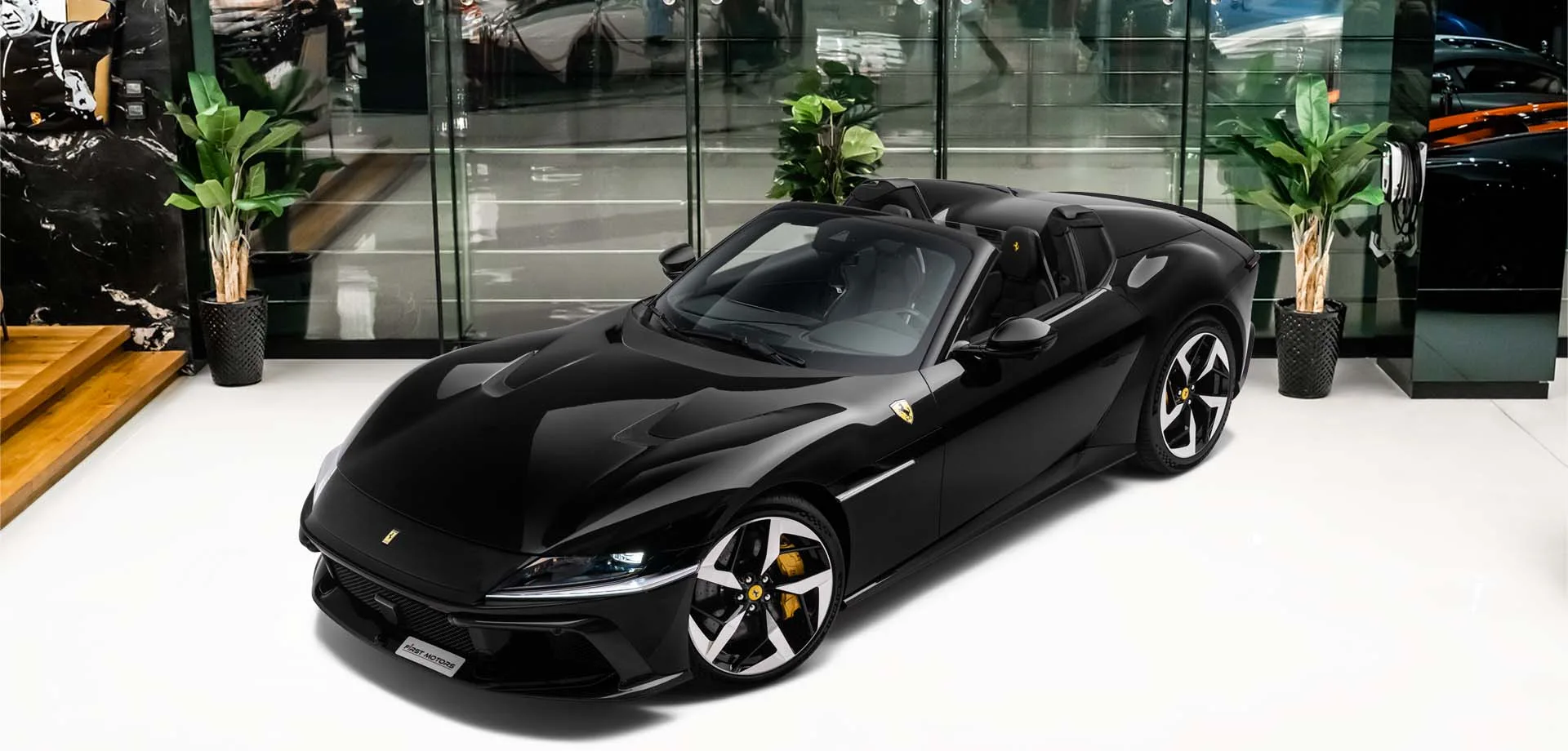 2026 Ferrari 12Cilindri Spider proposta da un concessionario specializzato a Dubai, Emirati Arabi Uniti, foto principale