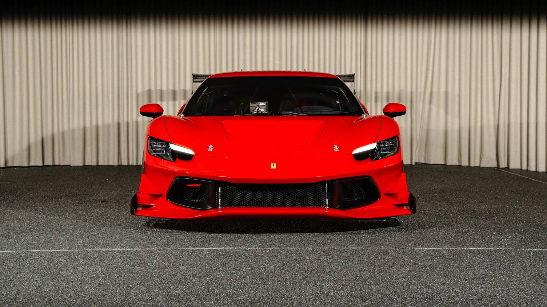 2026 Ferrari 296 Challenge proposée par un concessionnaire spécialisé à Kongens Lyngby, Danemark, photo principale