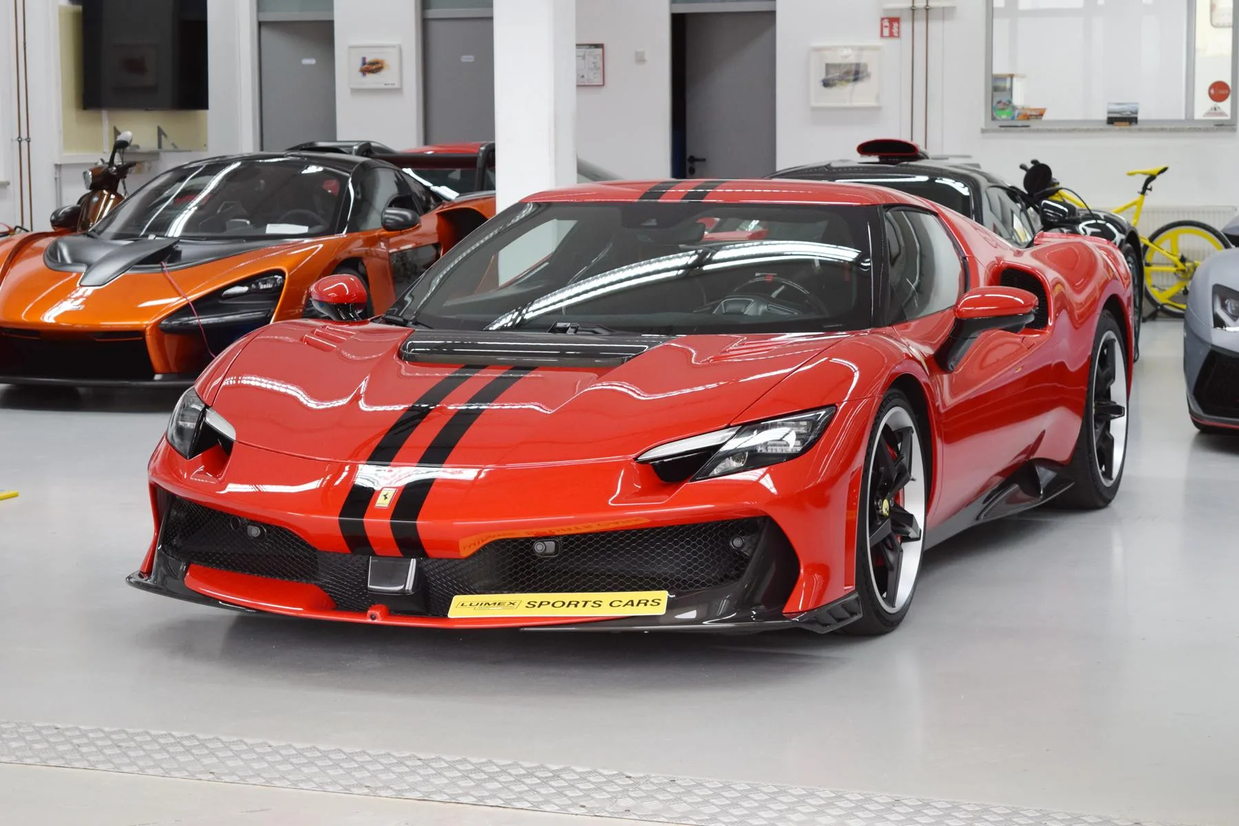 2026 Ferrari 296 Speciale en un concesionario especializado de Pfaffenhofen an der Ilm, Alemania, foto principal