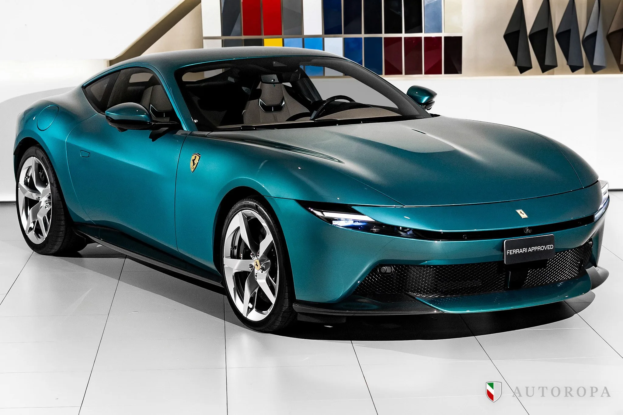 2026 Ferrari Amalfi proposée par un concessionnaire agréé Ferrari et Maserati à Arlöv, Suède, photo principale
