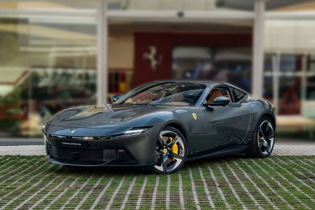 2026 Ferrari Amalfi en un concesionario especializado de San Pedro Alcántara, España, foto principal