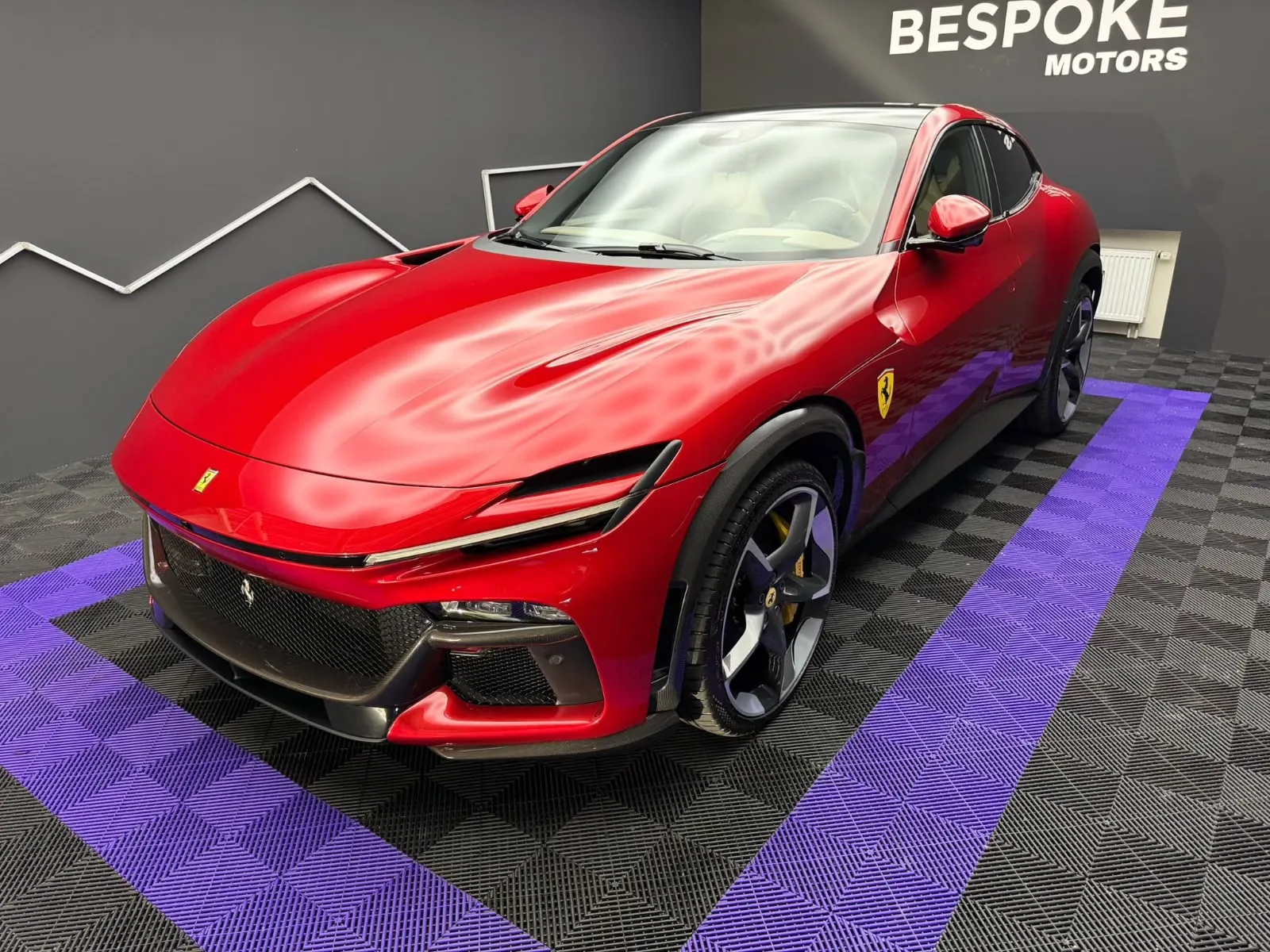 2026 Ferrari Purosangue proposée par un concessionnaire spécialisé à Bratislava, Slovaquie, photo principale