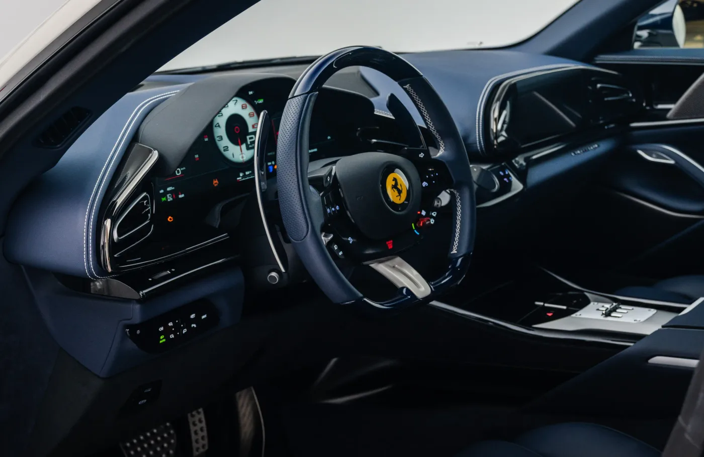 2026 Ferrari Purosangue angeboten von einem Fachhändler in Dubai, Vereinigte Arabische Emirate, Foto 5 von 10