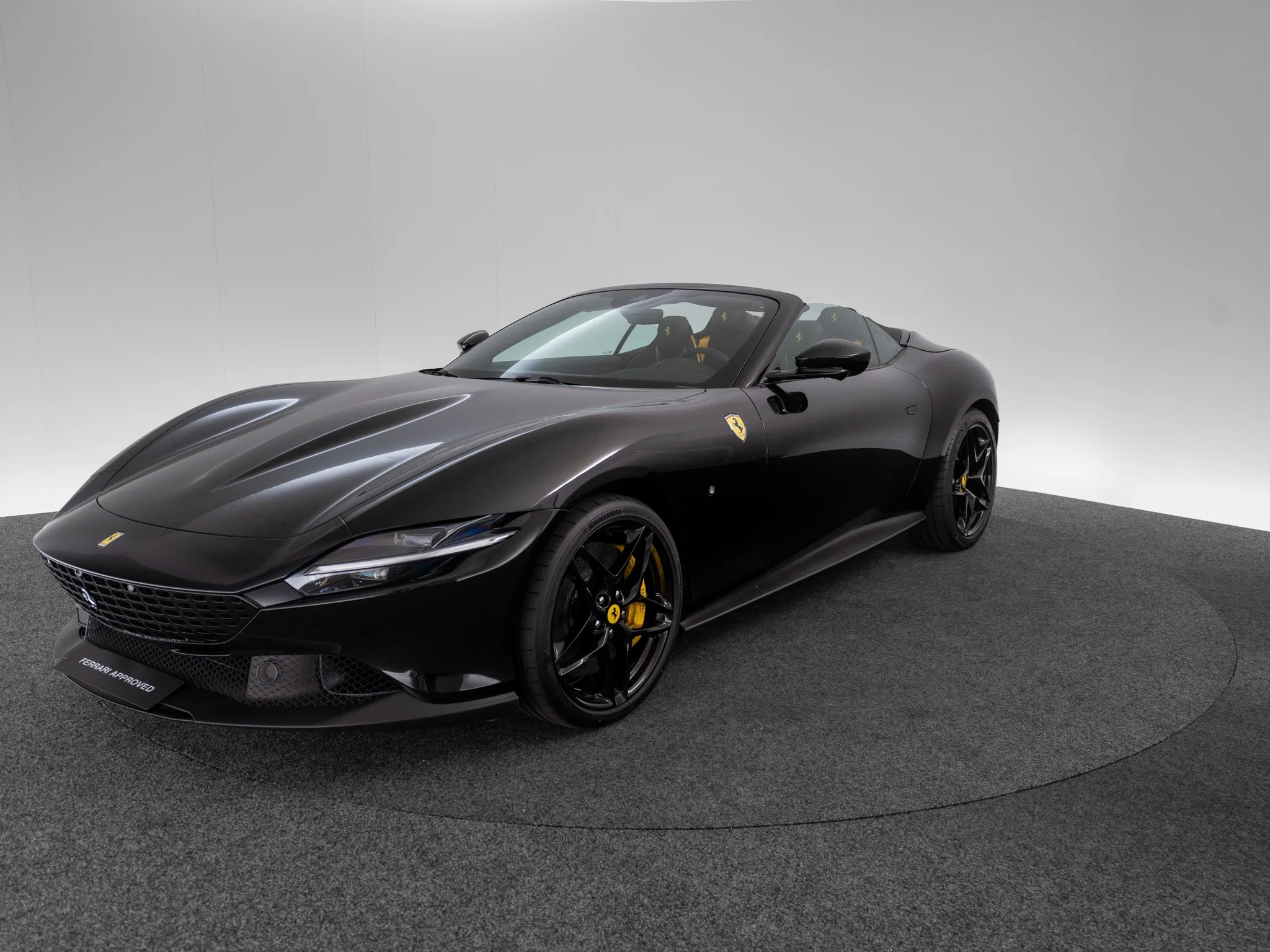 2026 Ferrari Roma Spider proposée par un concessionnaire spécialisé à Singen, Allemagne, photo principale
