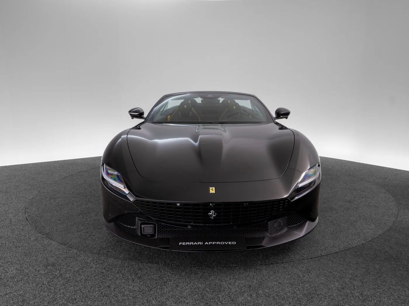 2026 Ferrari Roma Spider proposée par un concessionnaire spécialisé à Singen, Allemagne, photo 2 sur 15