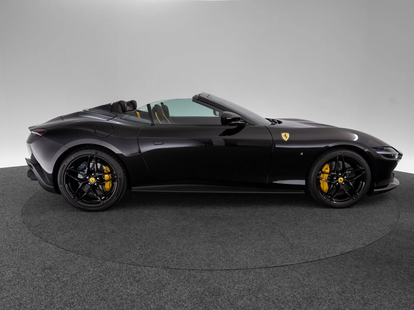 2026 Ferrari Roma Spider proposée par un concessionnaire spécialisé à Singen, Allemagne, photo 4 sur 15