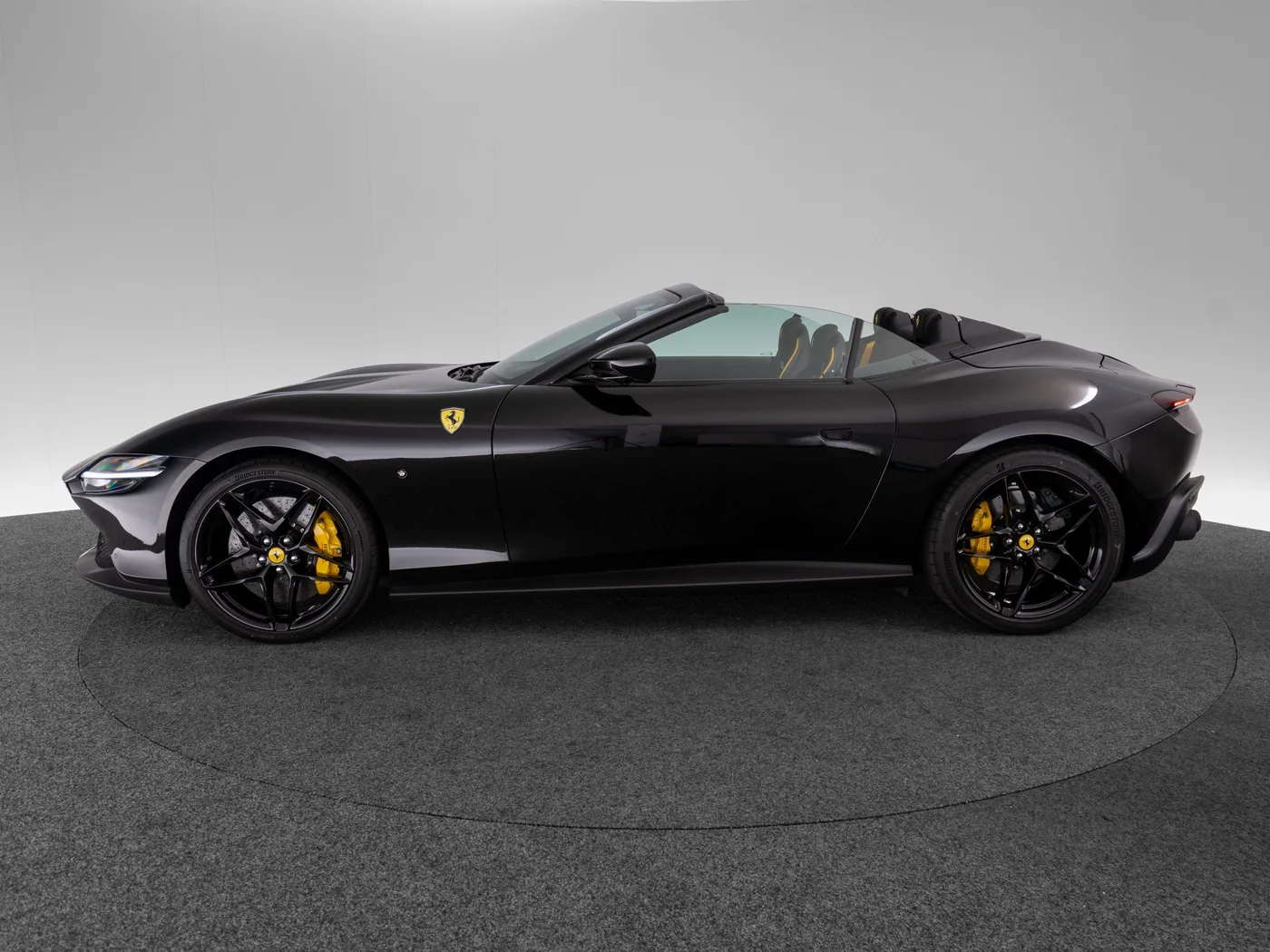 2026 Ferrari Roma Spider proposée par un concessionnaire spécialisé à Singen, Allemagne, photo 8 sur 15