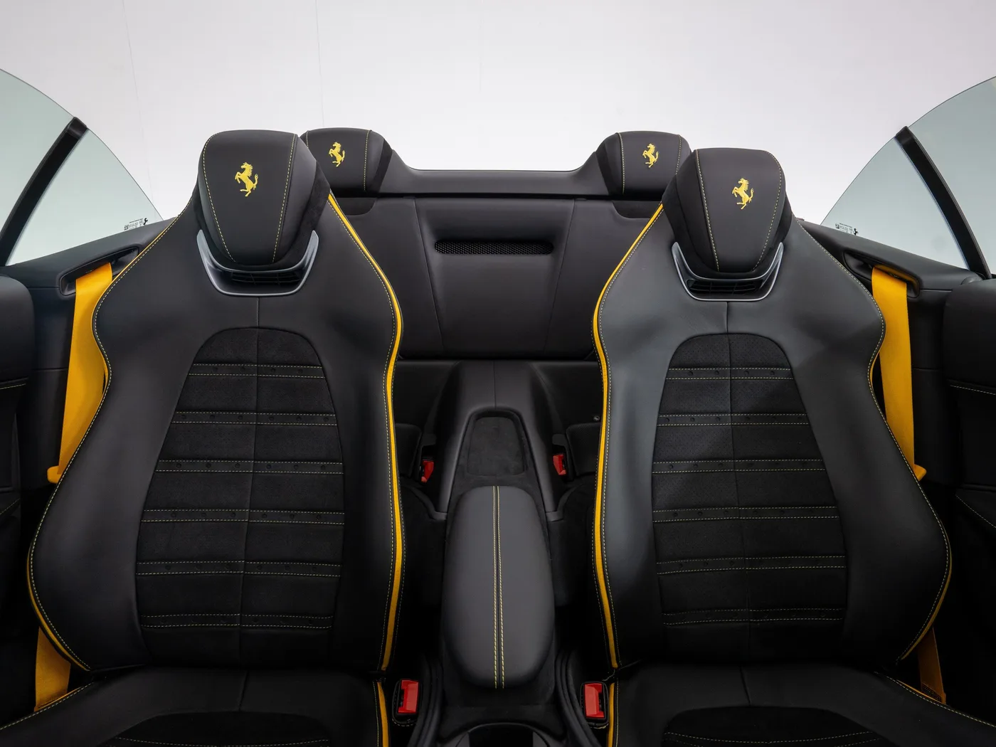 2026 Ferrari Roma Spider proposée par un concessionnaire spécialisé à Singen, Allemagne, photo 10 sur 15
