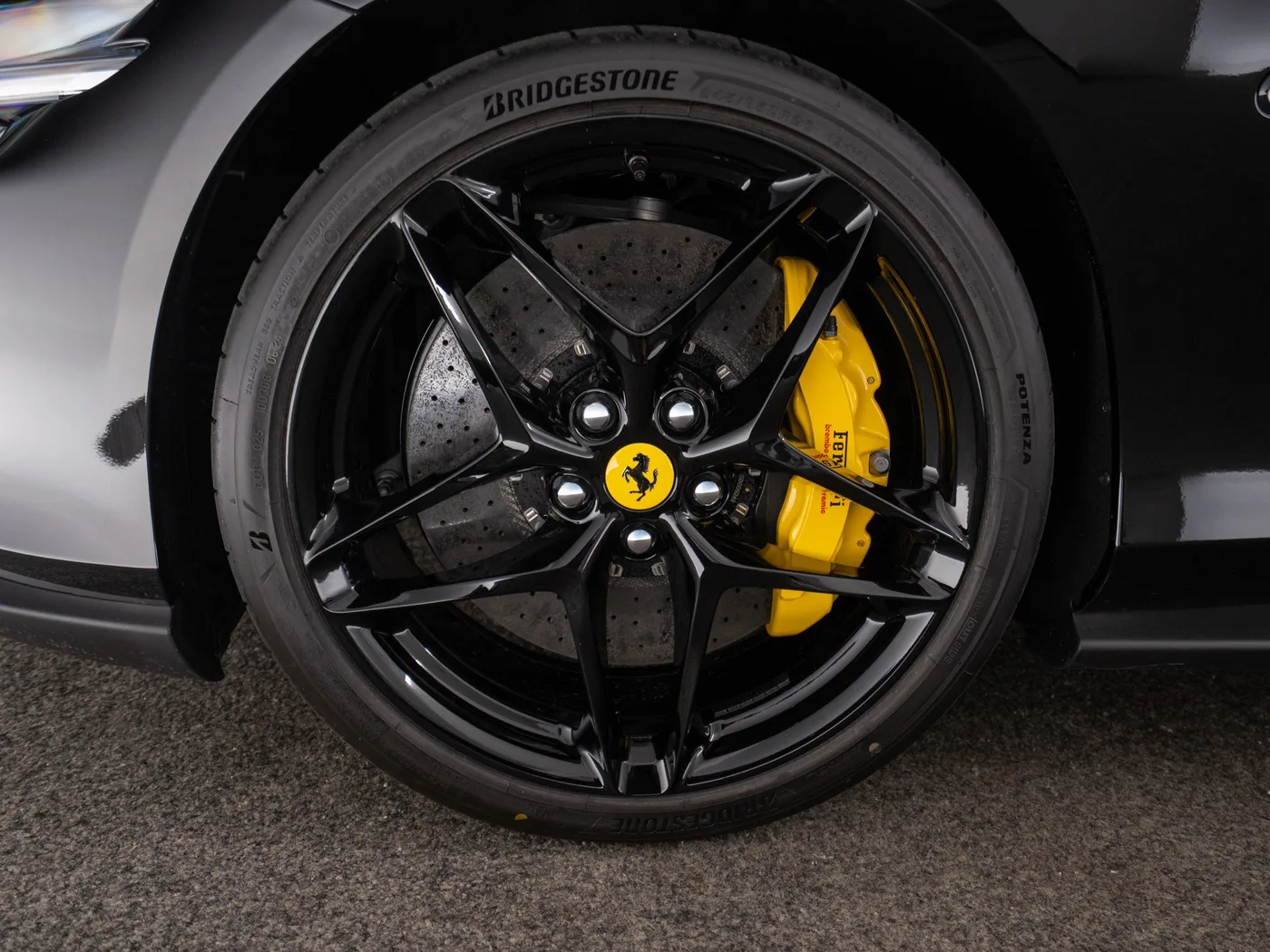2026 Ferrari Roma Spider proposée par un concessionnaire spécialisé à Singen, Allemagne, photo 11 sur 15