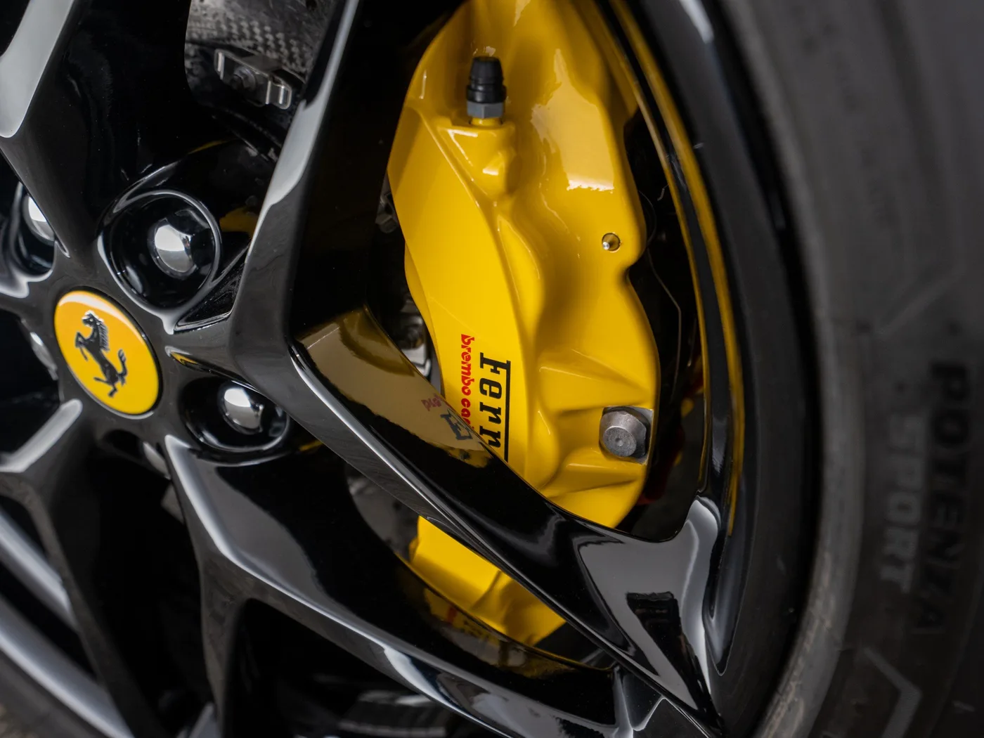 2026 Ferrari Roma Spider proposée par un concessionnaire spécialisé à Singen, Allemagne, photo 12 sur 15