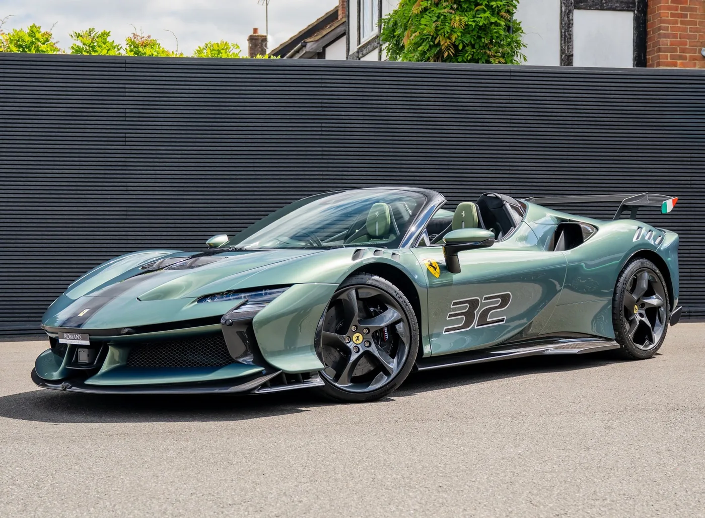 2026 Ferrari SF90 XX Spider proposée par un concessionnaire spécialisé à Banstead, Royaume-Uni, photo 2 sur 15