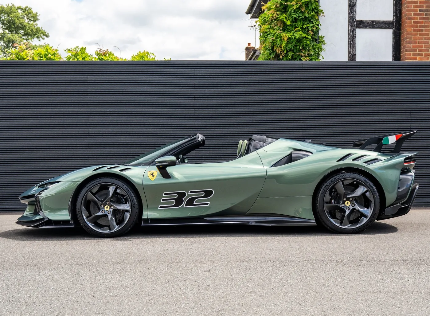 2026 Ferrari SF90 XX Spider proposée par un concessionnaire spécialisé à Banstead, Royaume-Uni, photo 3 sur 15
