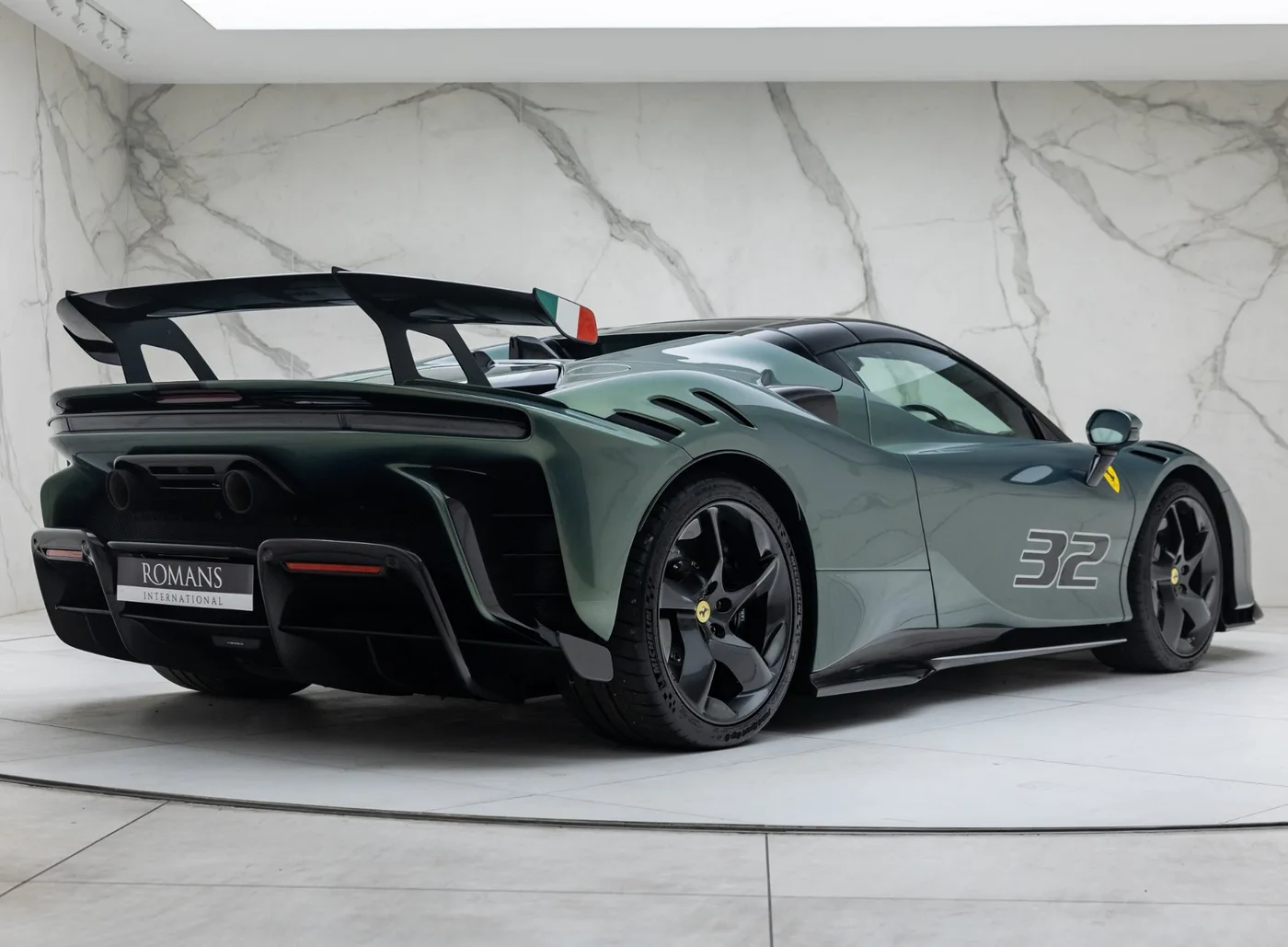 2026 Ferrari SF90 XX Spider proposée par un concessionnaire spécialisé à Banstead, Royaume-Uni, photo 9 sur 15