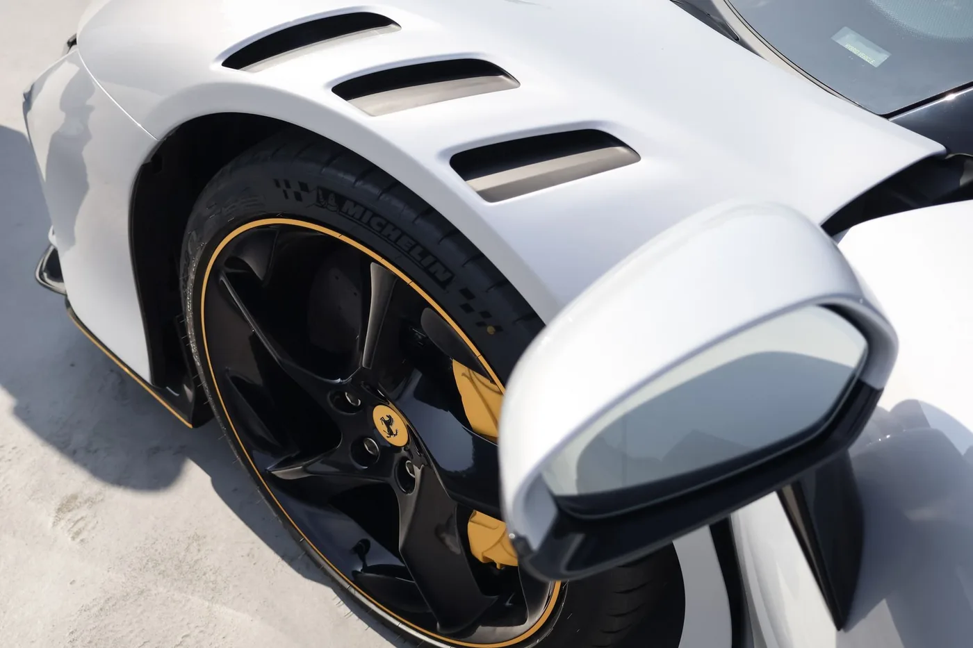 2026 Ferrari SF90 XX Stradale angeboten von einem Supersportwagenhändler in Zibido San Giacomo, Italien, Foto 18 von 21