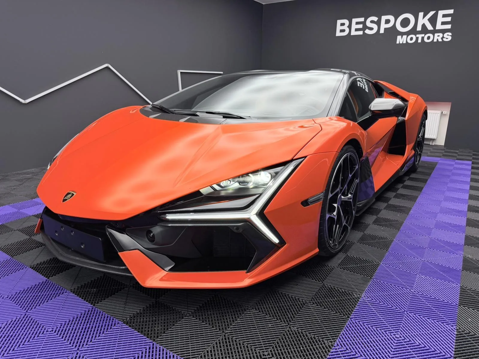 2026 Lamborghini Revuelto proposée par un concessionnaire spécialisé à Bratislava, Slovaquie, photo principale