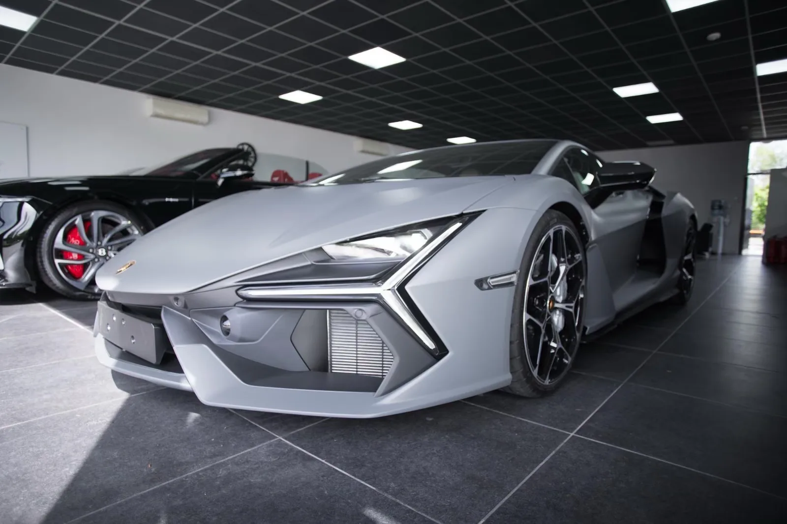 2026 Lamborghini Revuelto proposée par un concessionnaire spécialisé à Bratislava, Slovaquie, photo principale