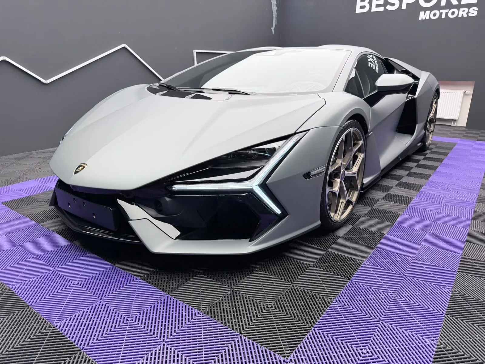2026 Lamborghini Revuelto proposée par un concessionnaire spécialisé à Bratislava, Slovaquie, photo principale