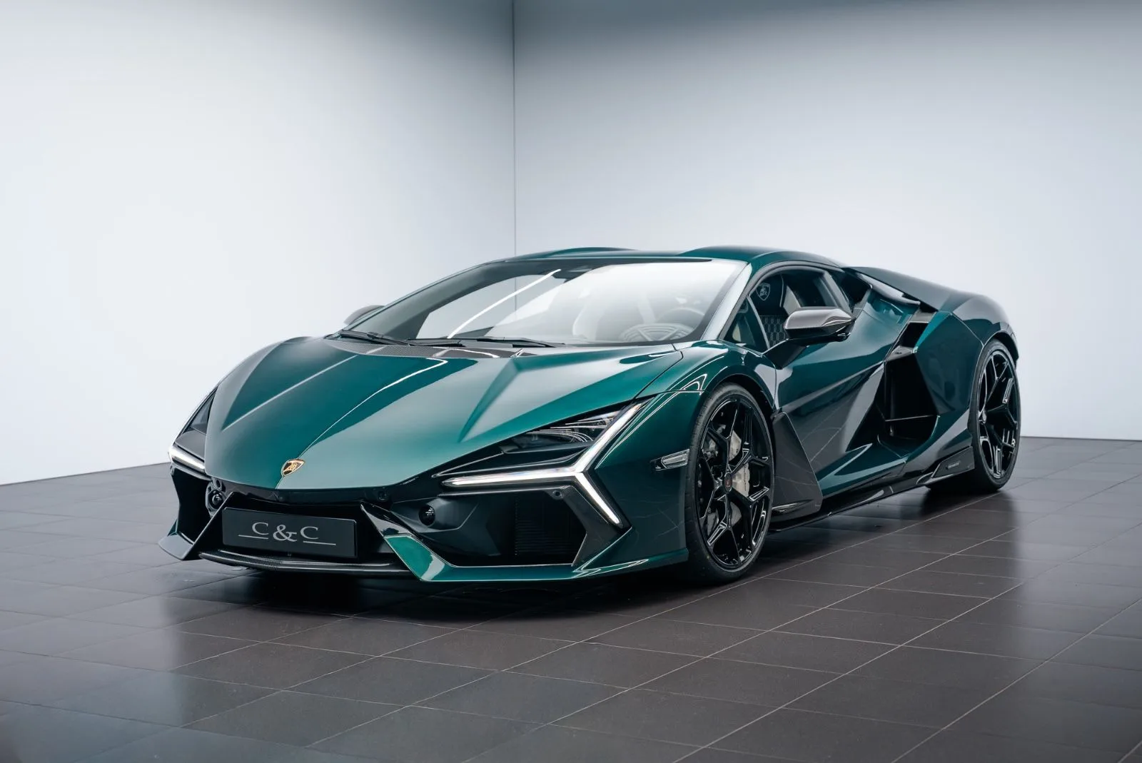 2026 Lamborghini Revuelto proposée par un concessionnaire spécialisé à Putzbrunn, Allemagne, photo principale