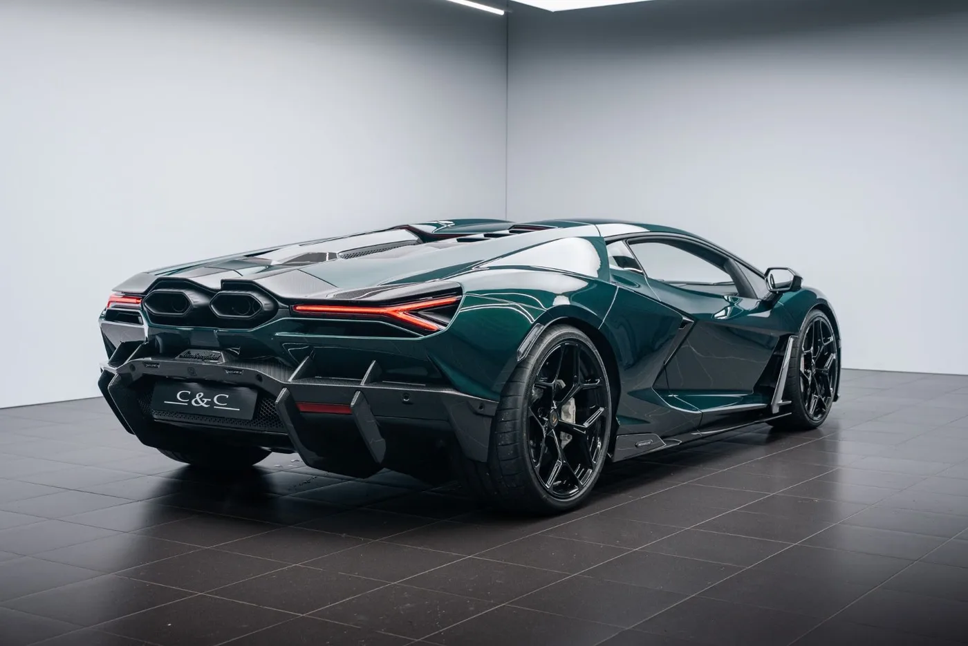 2026 Lamborghini Revuelto proposée par un concessionnaire spécialisé à Putzbrunn, Allemagne, photo 3 sur 15