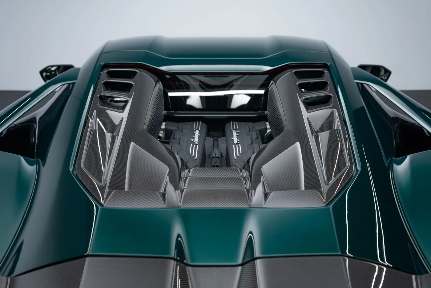 2026 Lamborghini Revuelto proposée par un concessionnaire spécialisé à Putzbrunn, Allemagne, photo 5 sur 15