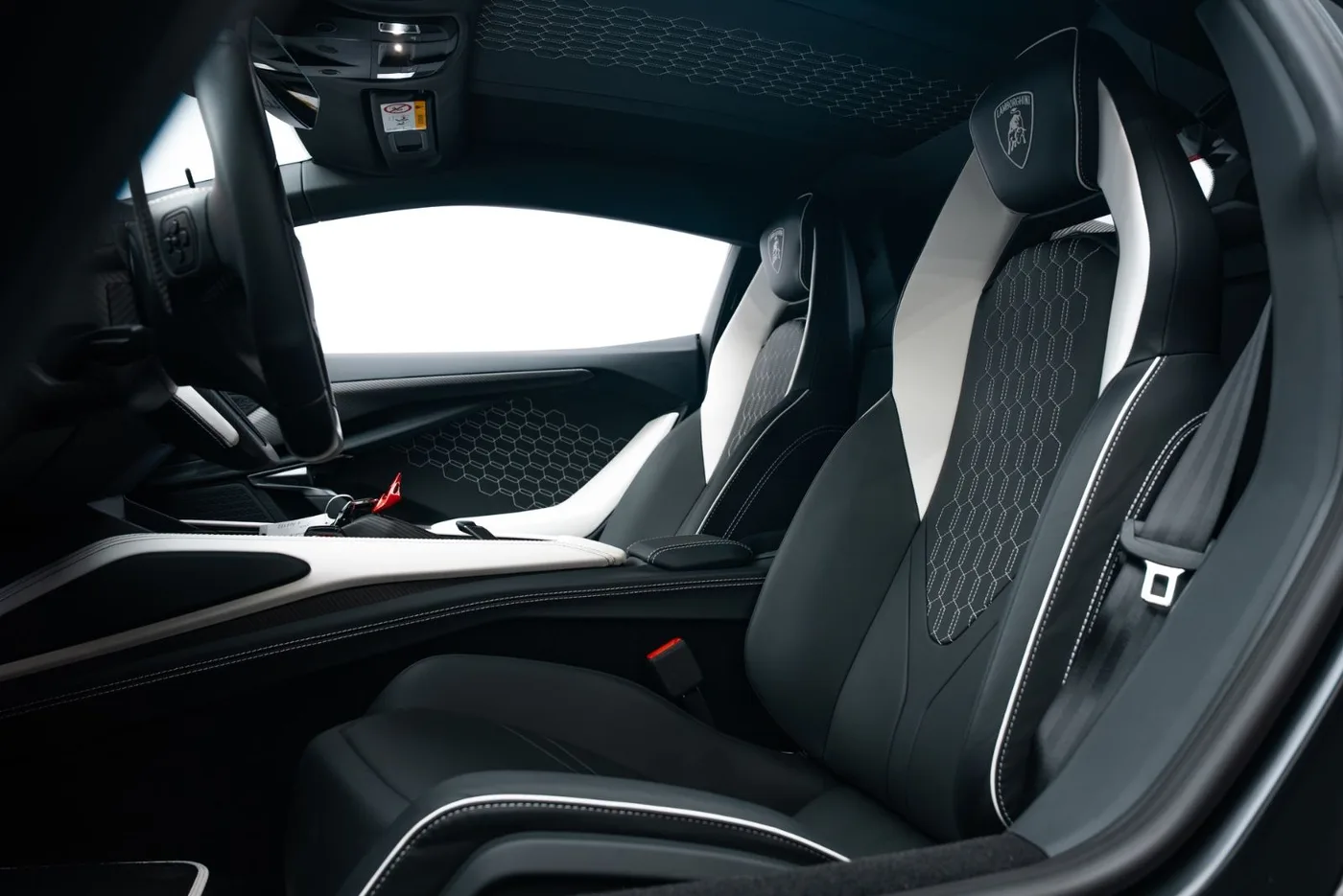 2026 Lamborghini Revuelto proposée par un concessionnaire spécialisé à Putzbrunn, Allemagne, photo 13 sur 15