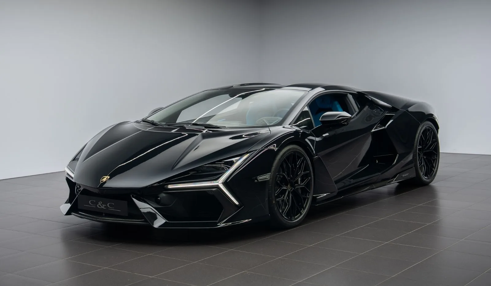 2026 Lamborghini Revuelto proposée par un concessionnaire spécialisé à Putzbrunn, Allemagne, photo principale