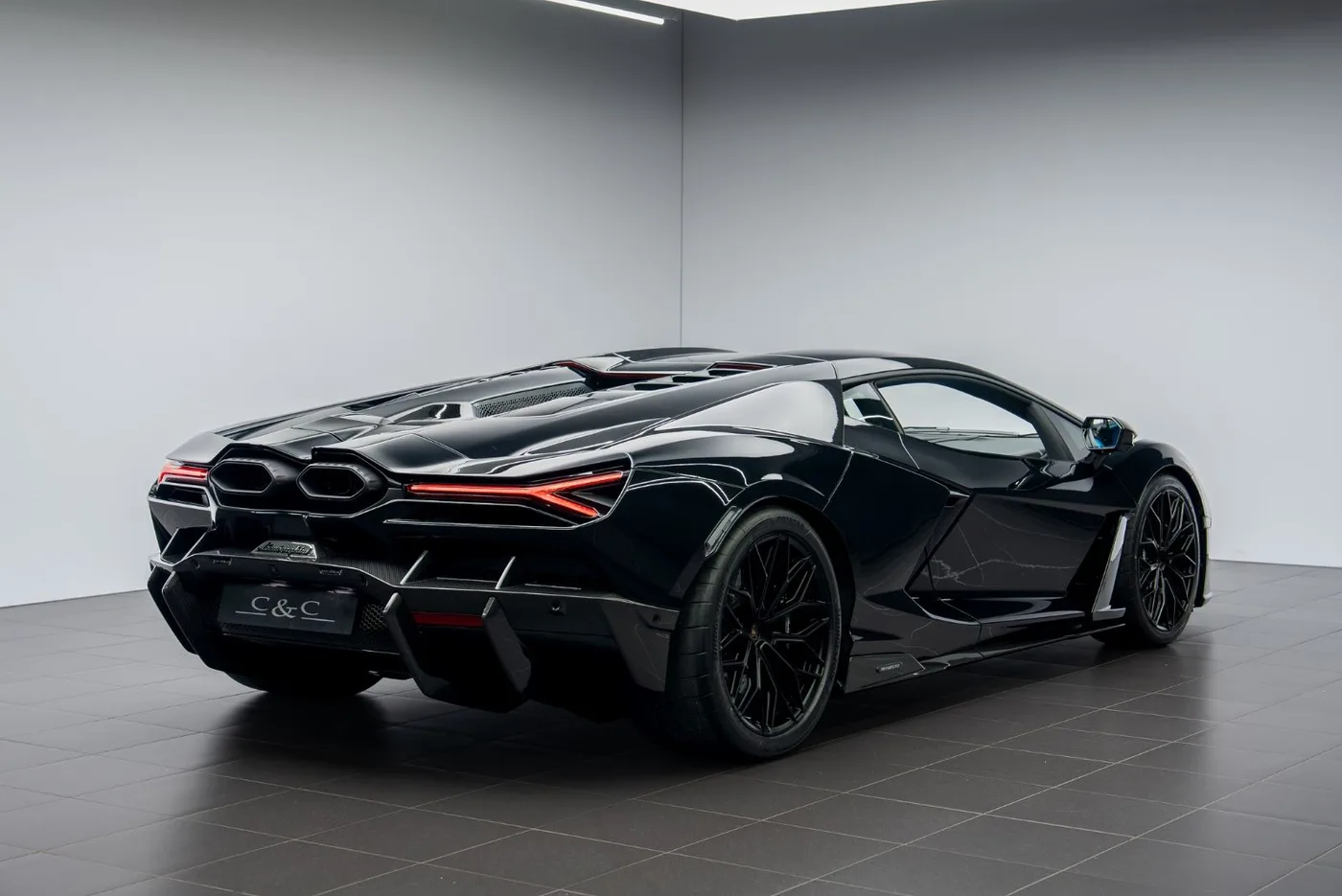2026 Lamborghini Revuelto proposée par un concessionnaire spécialisé à Putzbrunn, Allemagne, photo 2 sur 15