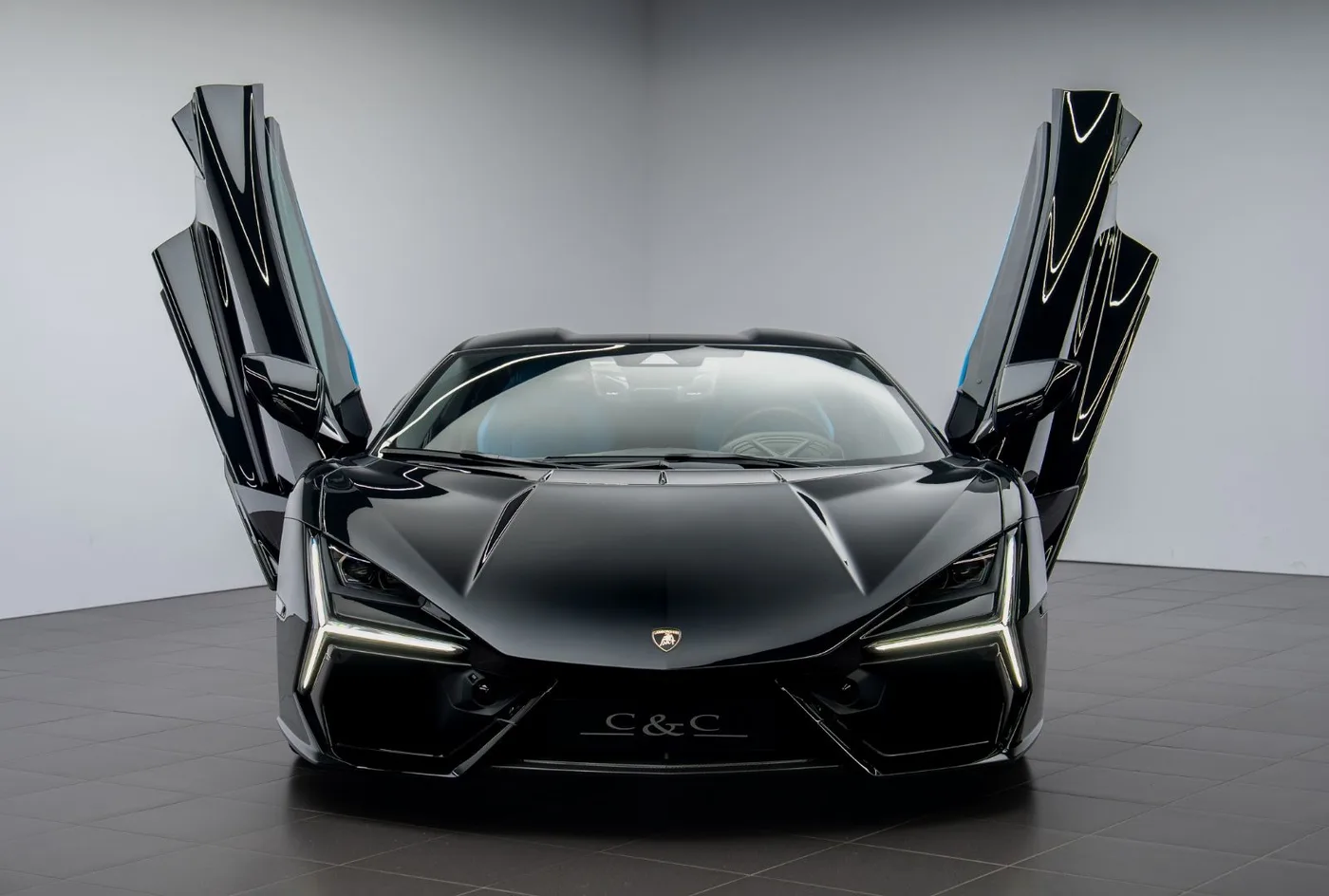 2026 Lamborghini Revuelto proposée par un concessionnaire spécialisé à Putzbrunn, Allemagne, photo 5 sur 15