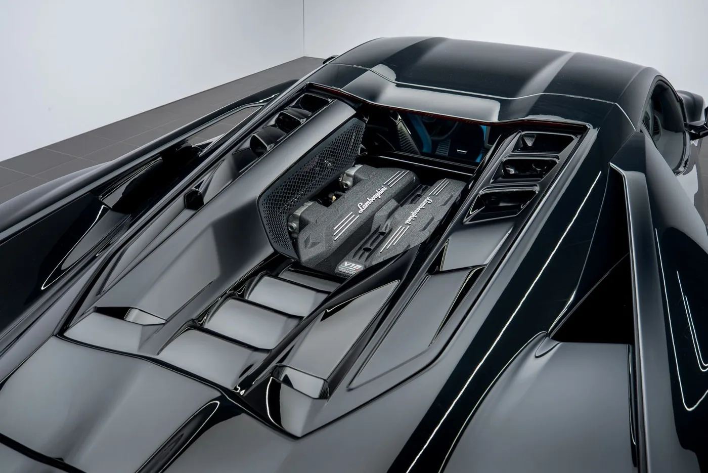 2026 Lamborghini Revuelto proposée par un concessionnaire spécialisé à Putzbrunn, Allemagne, photo 15 sur 15