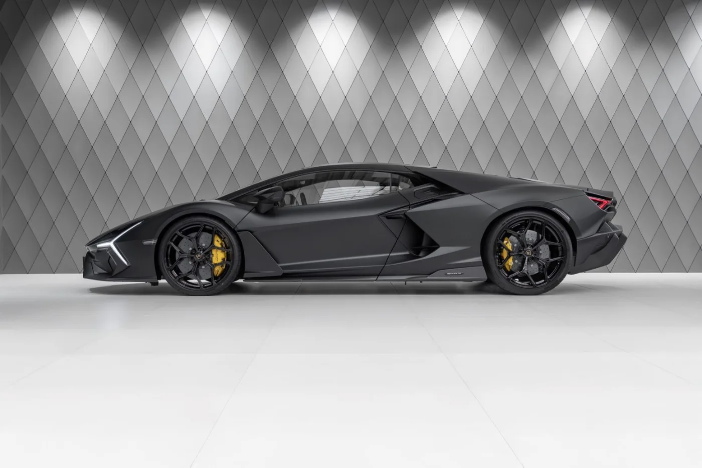 2026 Lamborghini Revuelto offered by a supercar dealer in Schenefeld, Germany, photo 4 of 25