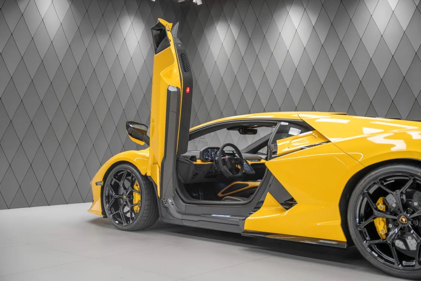 2026 Lamborghini Revuelto proposée par un spécialiste de la supercar à Schenefeld, Allemagne, photo 12 sur 25