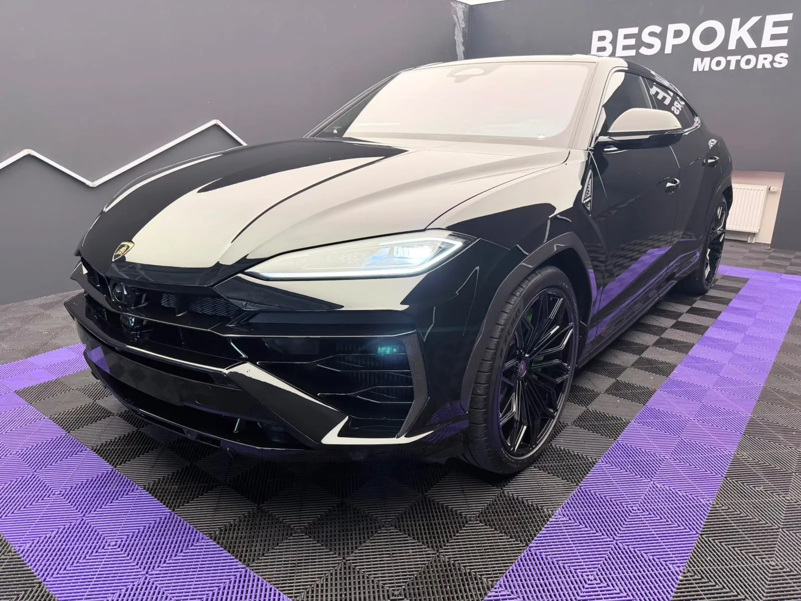 2026 Lamborghini Urus SE proposée par un concessionnaire spécialisé à Bratislava, Slovaquie, photo principale