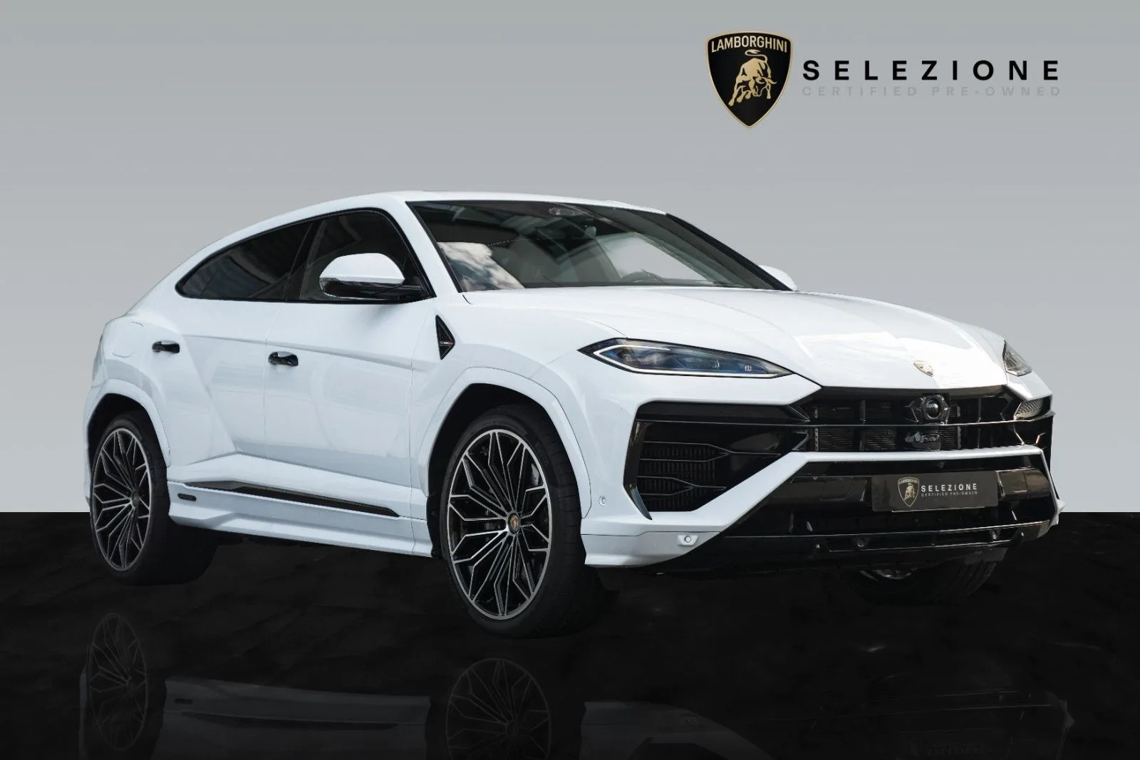 2026 Lamborghini Urus SE en un concesionario especializado de Fráncfort, Alemania, foto principal