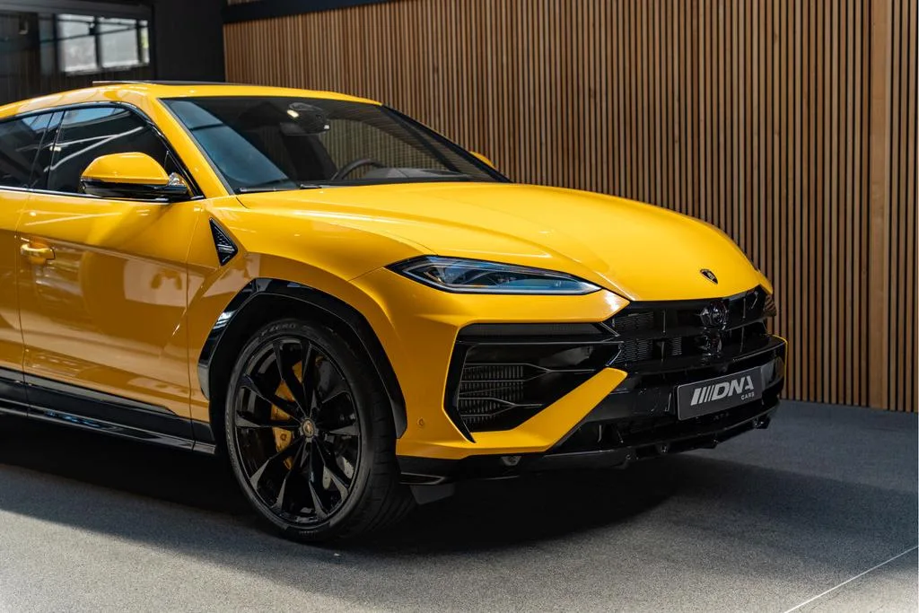 2026 Lamborghini Urus SE offered by a specialist dealer in Naarden, Netherlands, main photo
