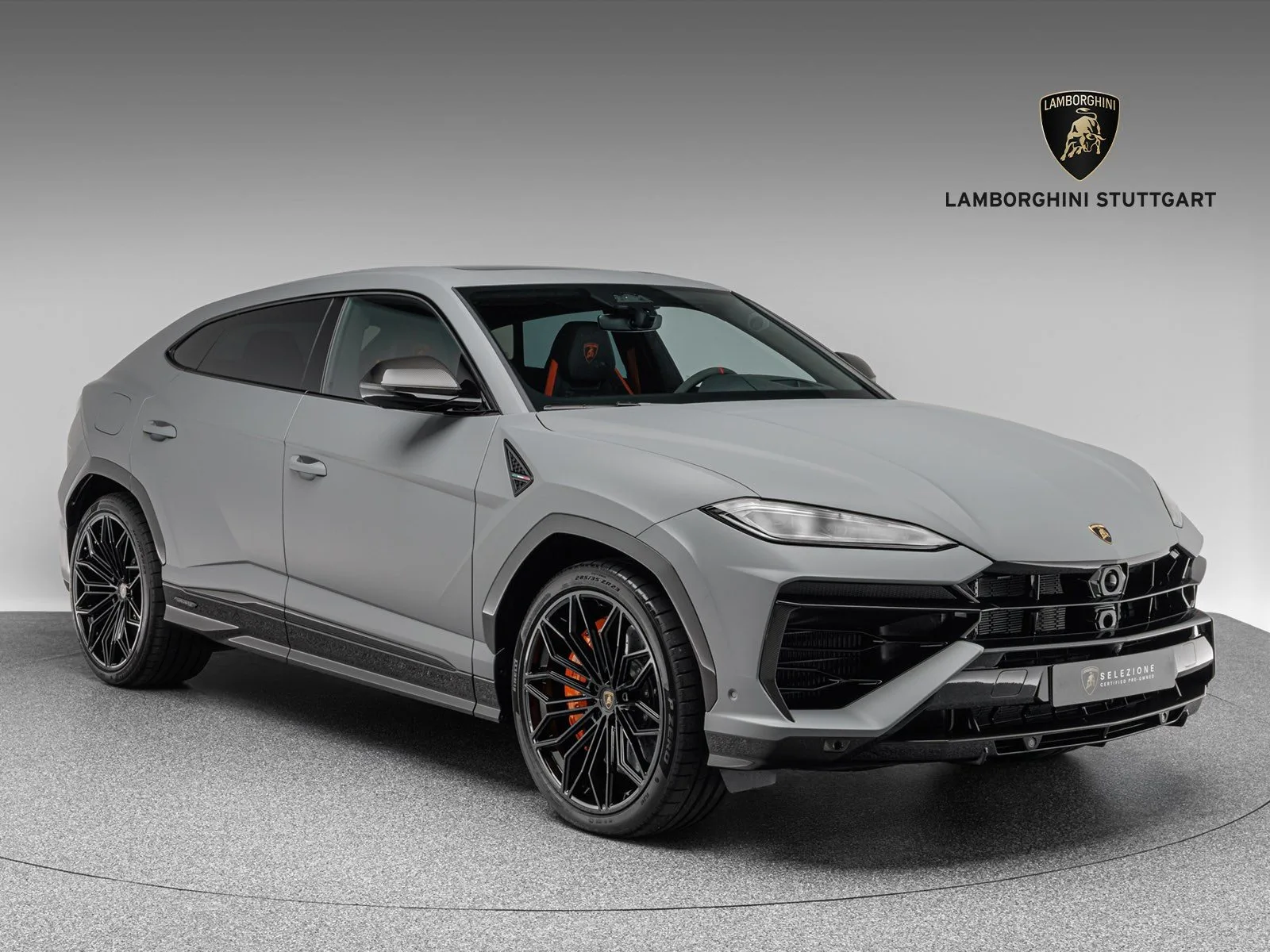 2026 Lamborghini Urus SE en un concesionario especializado de Böblingen, Alemania, foto principal