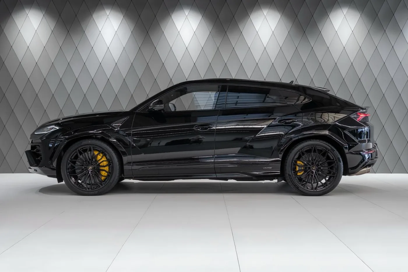 2026 Lamborghini Urus SE angeboten von einem Supersportwagenhändler in Schenefeld, Deutschland, Foto 4 von 12