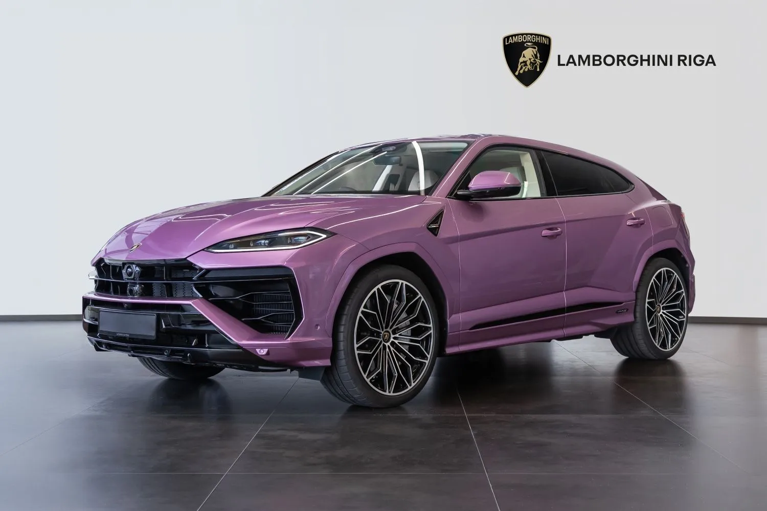 2026 Lamborghini Urus SE angeboten von einem Supersportwagenhändler in Riga, Lettland, Hauptfoto