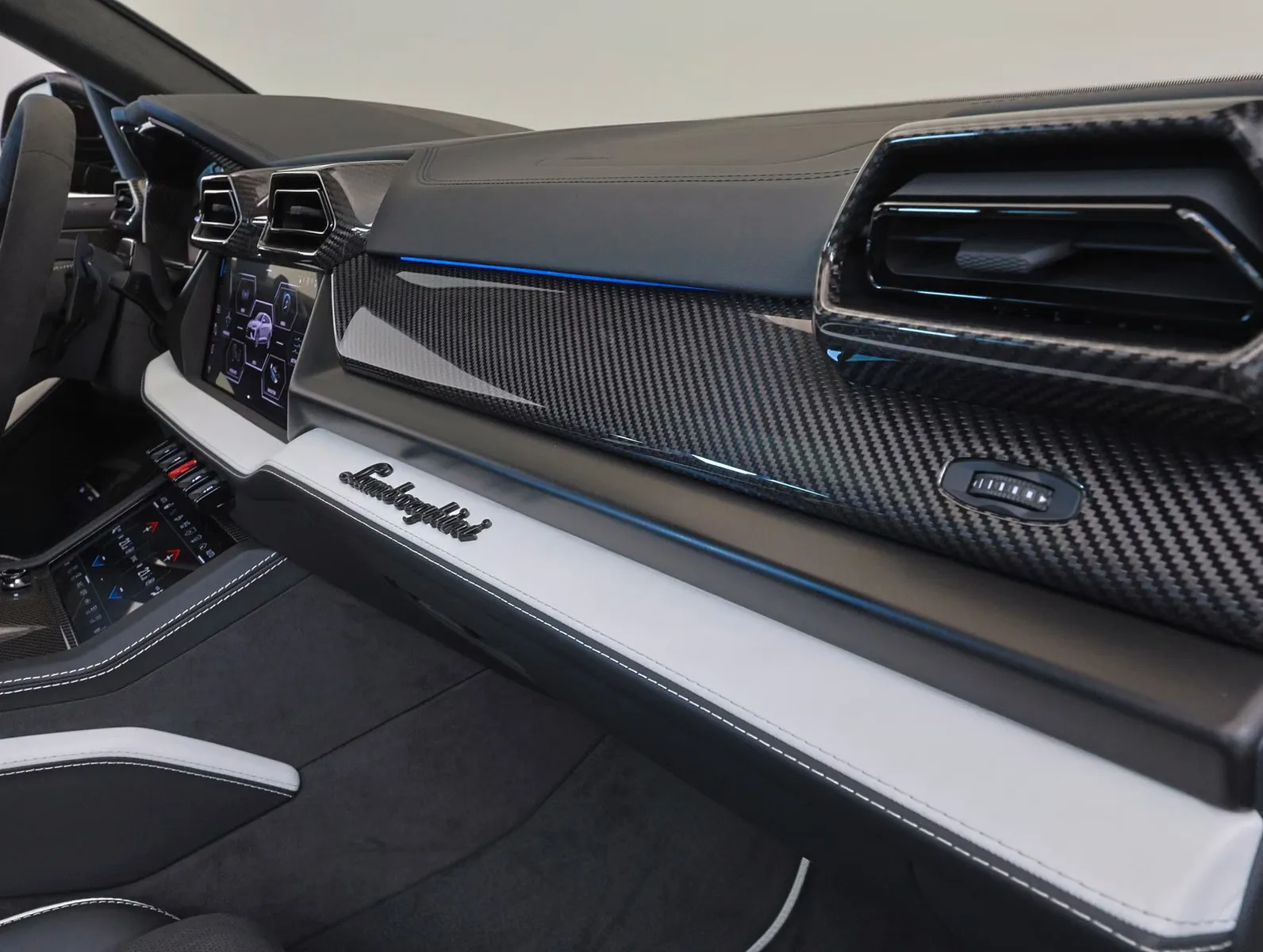 2026 Lamborghini Urus SE, 11/24